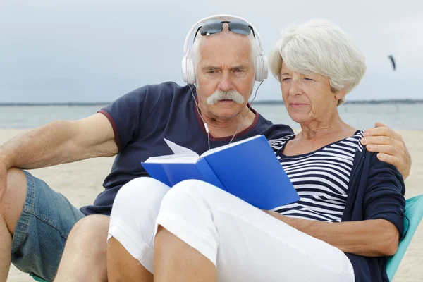 Glad Senior Man Och Kvinna Pensionerade Par Stranden — Stockfoto