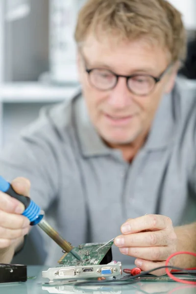 Técnico Maduro Soldar Componentes Computador — Fotografia de Stock