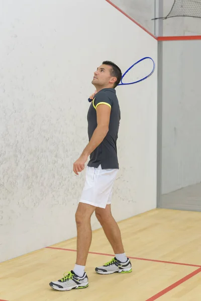 Молодий Чоловік Грає Теніс Приміщенні — стокове фото
