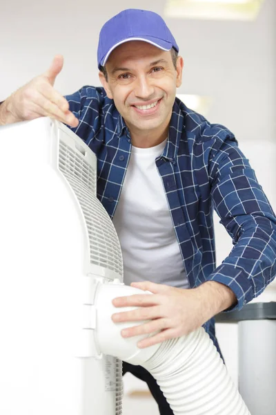 维修空调机的男性技师 — 图库照片
