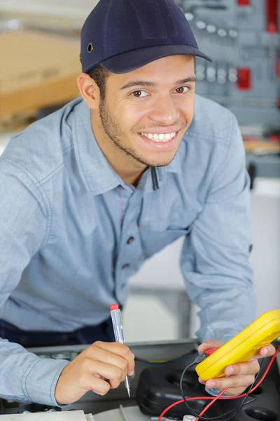 Eletricista Feliz Trabalhando Com Segurança — Fotografia de Stock