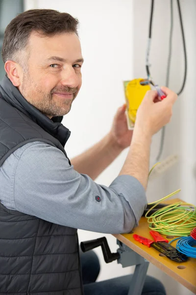 Male Electrician Wiring Junction Box — Stock Photo, Image