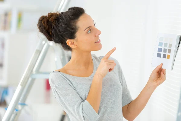 Mulher Considerando Esquema Cores Para Redecorar — Fotografia de Stock