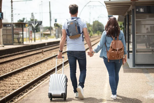 Casal Com Bagagem Viagem Estação Trem — Fotografia de Stock