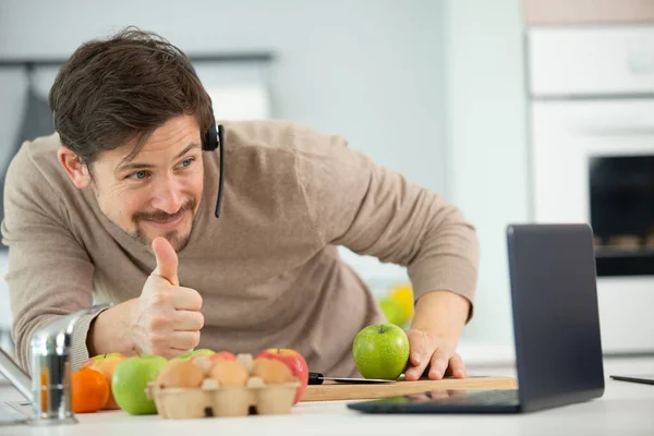Employer Having Skype Conference While Cooking — Stock Photo, Image