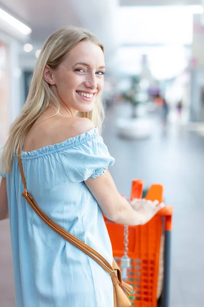 Alışveriş Arabalı Mutlu Bir Kadın — Stok fotoğraf