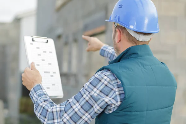 Männlicher Bauunternehmer Mit Hartem Hut Und Erhobenem Zeigefinger — Stockfoto