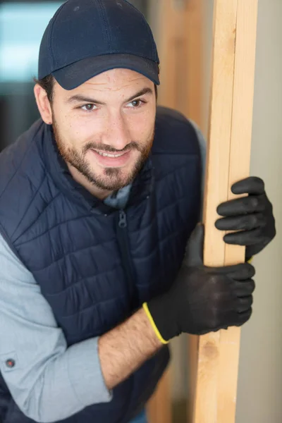 建筑工地的年轻男性木匠 — 图库照片