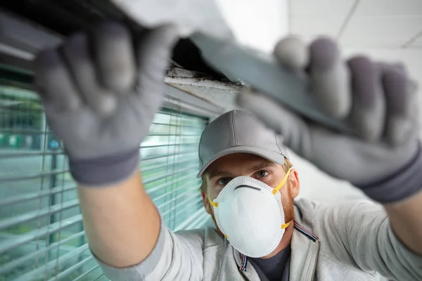 Lavoratore Che Indossa Una Maschera Antipolvere Lavori Riparazione Edile — Foto Stock