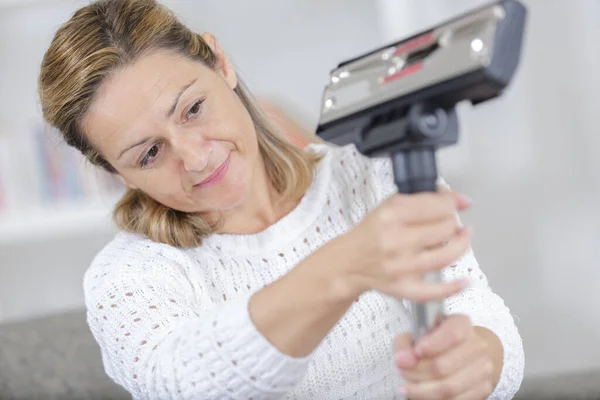 Woman Fixing Vacuum Cleaner Home — Stock Photo, Image