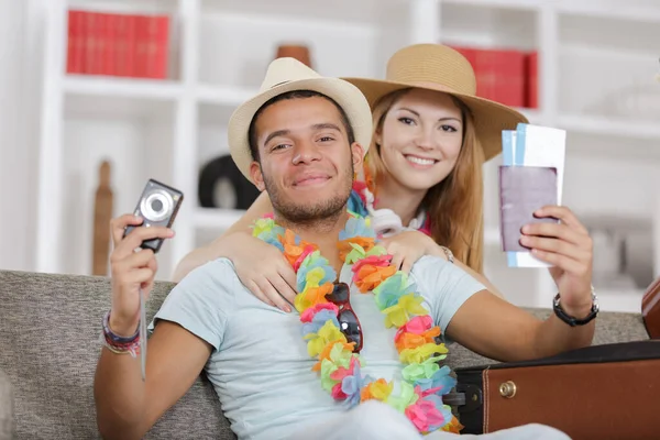 Heureux Jeune Couple Avec Passeport Caméra Billets — Photo
