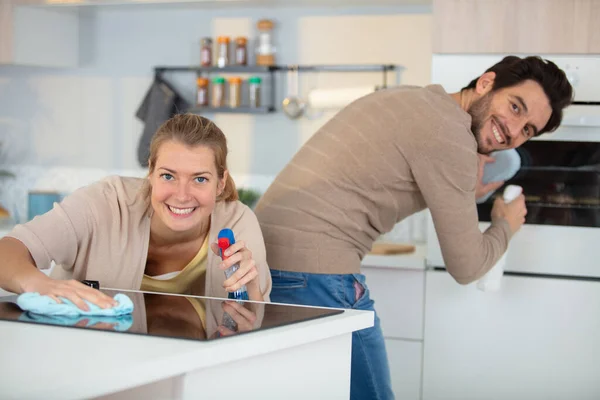 モダンなキッチンを掃除クリーニング若いカップル — ストック写真
