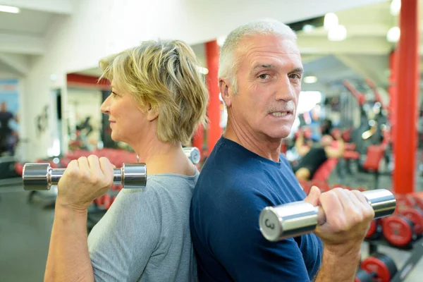在健身房里锻炼与权重的年长夫妇 — 图库照片