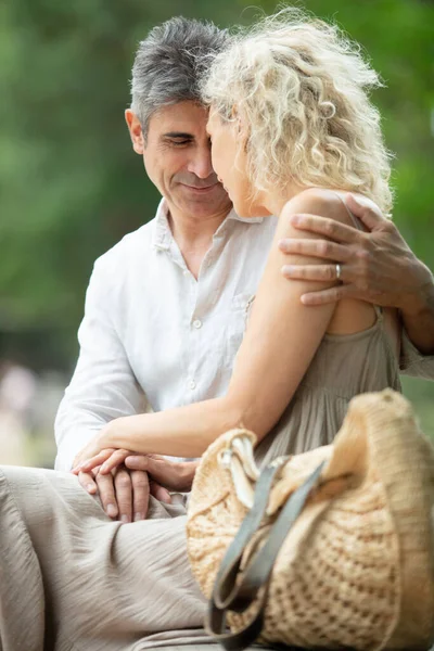 Söta Mellersta Åldern Par Embracing Utomhus — Stockfoto