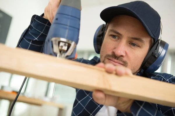 Man Cuts Wood Product Using Electric Jigsaw — Stock Photo, Image