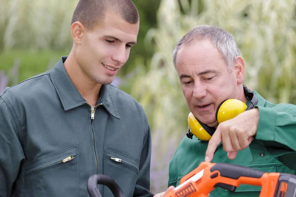 Jardinero Masculino Joven Que Aprende Cómo Utilizar Máquina — Foto de Stock