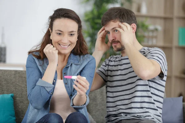 Çiftler Hamilelik Testi Sonuçlarına Tepki Veriyor — Stok fotoğraf