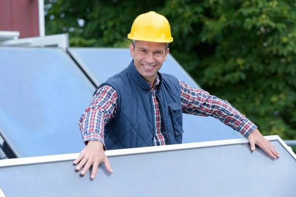 屋顶太阳能电池板技师 — 图库照片