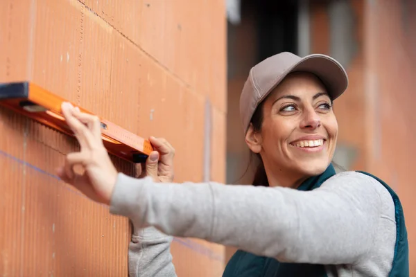 Female Builder Keeps Building Level Front Her — Stock Photo, Image