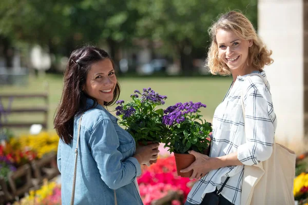 Счастливые Женщины Покупают Горшечные Цветы — стоковое фото