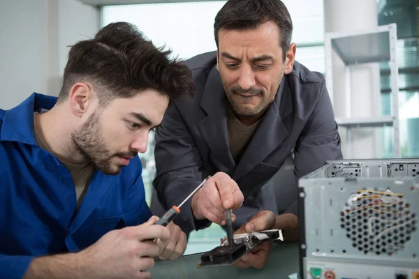 Trainee Technician Learning How Wire Computer — Stock Photo, Image