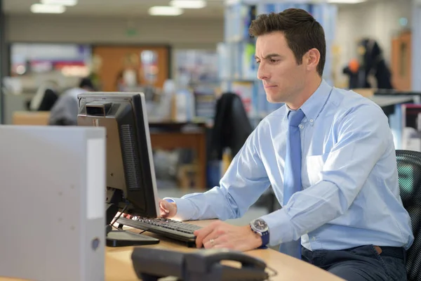 Ofiste Bilgisayar Kullanarak Adamı — Stok fotoğraf