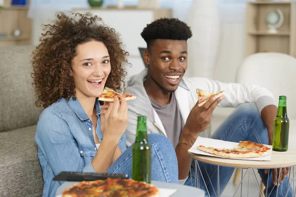 Boldog Pár Tévénézés Közben Pizzát Eszik — Stock Fotó