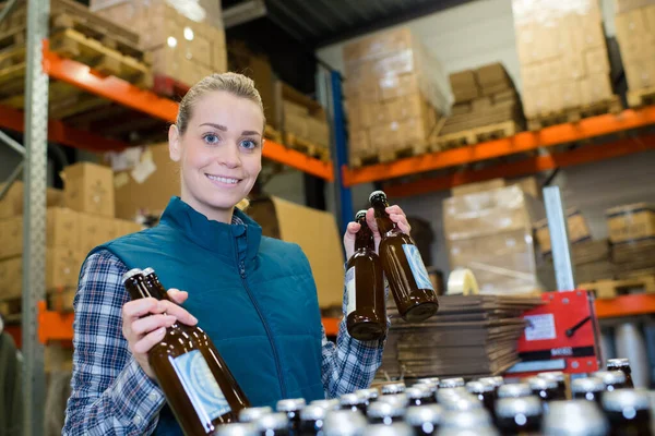 Trabalhadora Cervejaria Feminina Alegre Com Máquinas Engarrafamento Fábrica — Fotografia de Stock