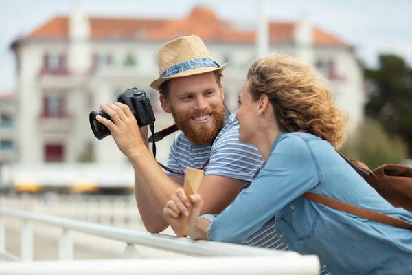 一对游客夫妇在桥上拍照 — 图库照片