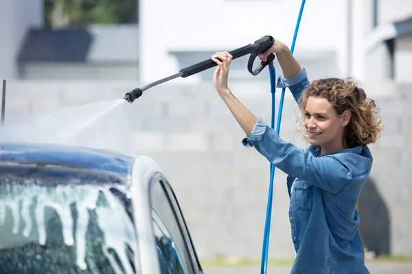 Junge Frau Putzt Ihr Auto Einem Selbstbedienungsstand — Stockfoto