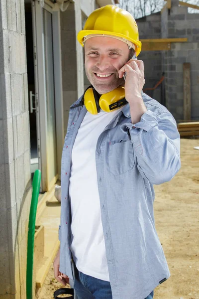 Nşaat Alanında Telefonda Konuşurken Inşaat Işçisi — Stok fotoğraf