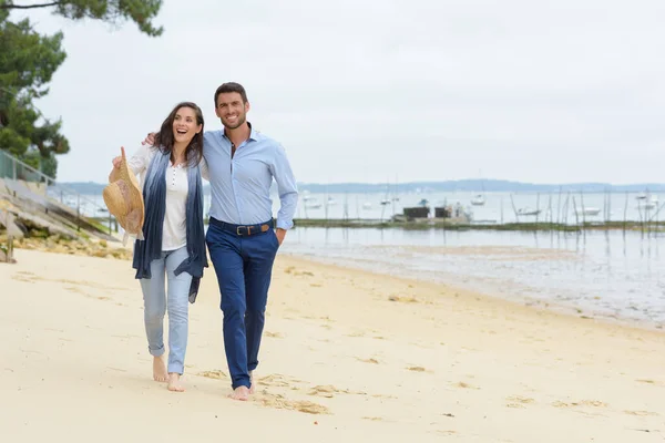 Lyckliga Älskande Par Promenad Stranden — Stockfoto