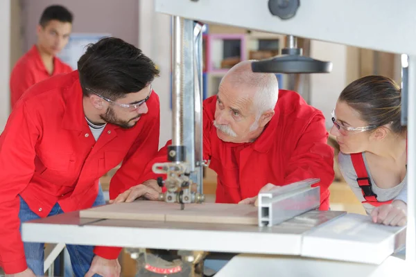 Profesor Profesional Mostrando Maquinaria Carpintería Los Estudiantes — Foto de Stock