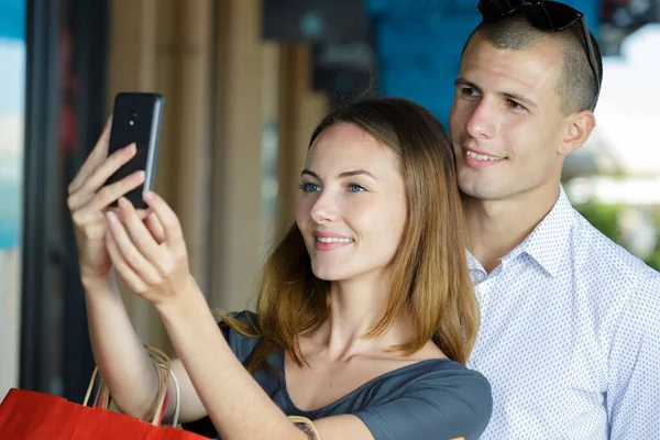 Paar Liefde Het Nemen Van Selfies Buiten — Stockfoto