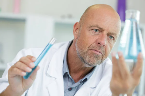 Mature Male Scientist Examining Liquid Erlenmeyer Flask — Stock Photo, Image