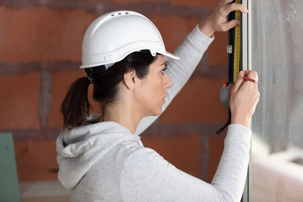 Female Builder Using Spirit Level Newbuild Window — Stock Photo, Image