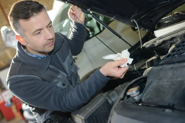 Mechanic Werken Onder Motorkap Bij Reparatie Garage — Stockfoto