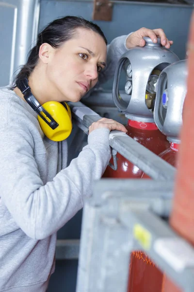 Female Engineer Checking Gauge Gas Cylinder — Stock Photo, Image