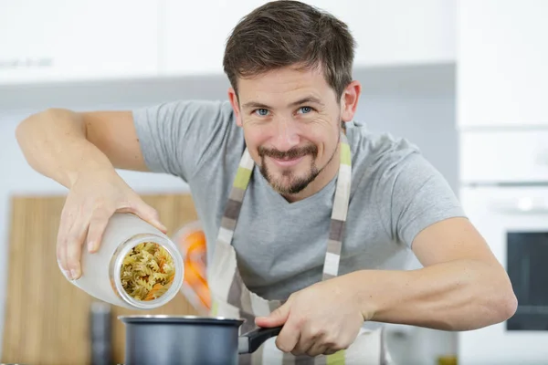 Chef Está Cocinando Pasta — Foto de Stock