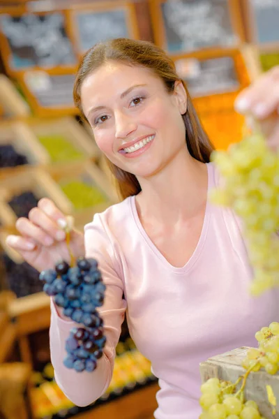 Vrouw Met Trossen Druiven — Stockfoto