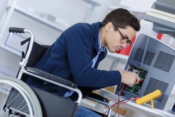 Ανάπηρος Εργαζόμενος Αναπηρικό Αμαξίδιο Ελέγχει Την Τάση — Φωτογραφία Αρχείου