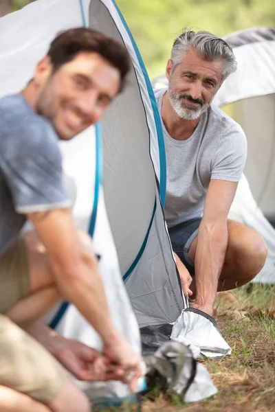 Двое Мужчин Расставляют Палатку — стоковое фото