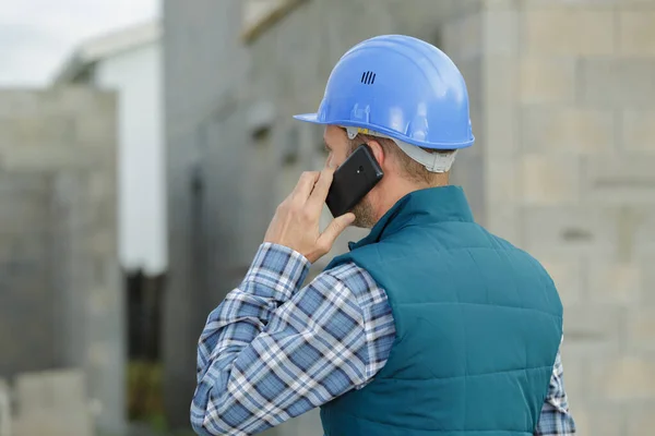 Ingenjör Byggare Telefonen Utanför Byggarbetsplatsen — Stockfoto