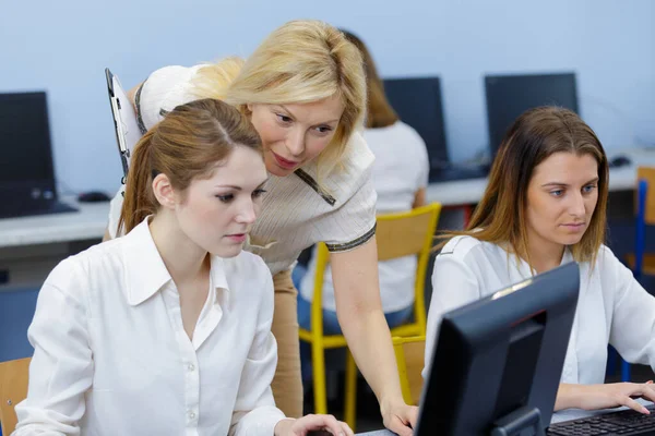 Bilgisayar Kullanan Genç Bayana Rehberlik Eden Öğretmen — Stok fotoğraf