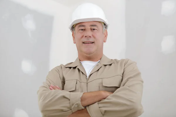 头戴交叉臂头盔的男性建筑工人 — 图库照片