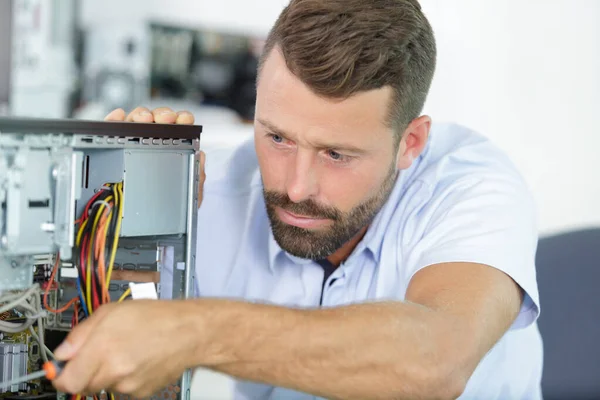 Reparateur Werkt Technische Ondersteuning Vaststelling Computer Laptop — Stockfoto