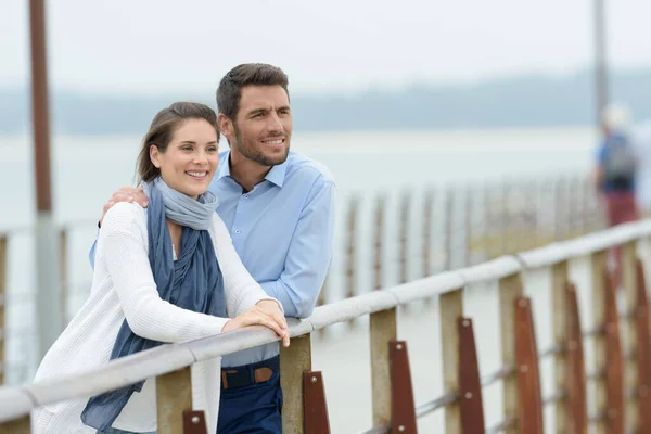 桟橋に立っているカップルは — ストック写真