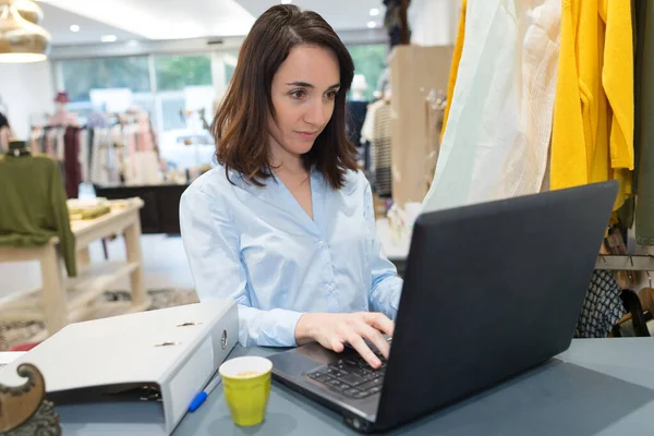 Tailor Working Her Laptop — Stock Photo, Image
