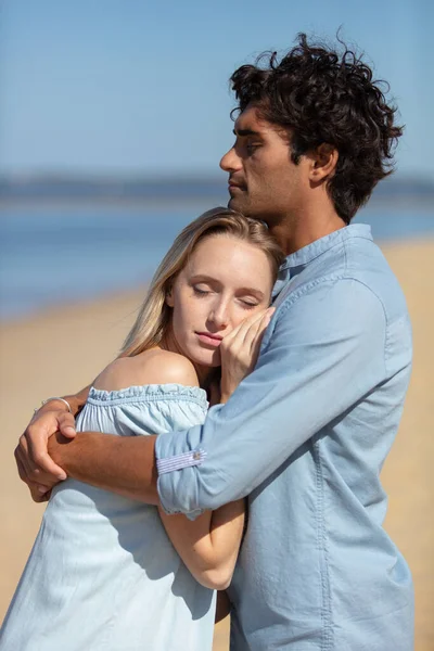 Casal Atraente Abraçando Praia — Fotografia de Stock