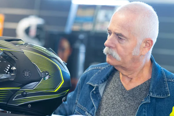 Yaşlı Bir Adam Motosiklet Kaskı Alıyor — Stok fotoğraf